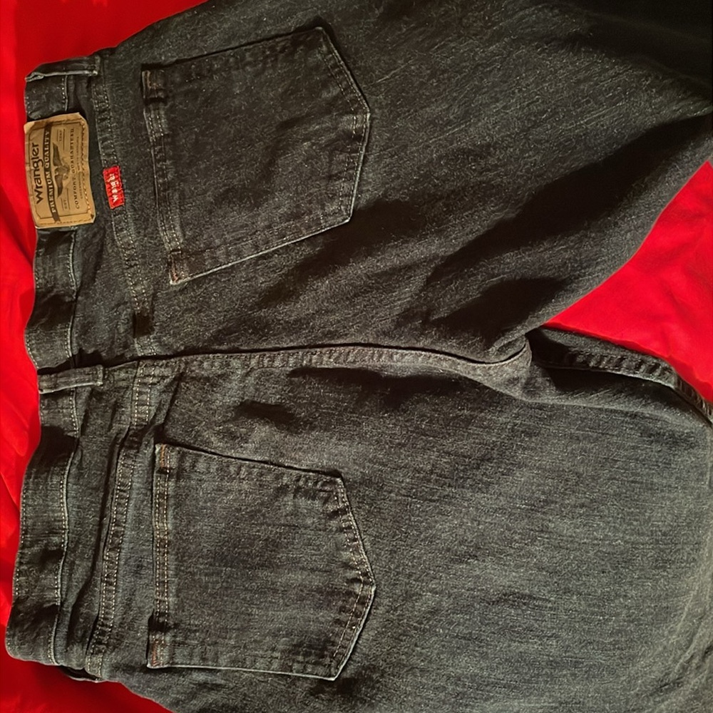 Wrangler men’s 32x32 blue jeans. Regular fit. Pre-owned, excellent condition. - Picture 4 of 4